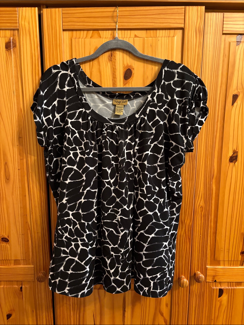 Midnight Velvet Black & White Giraffe Print Shrt Sleeve Blouse. Fun Office Wear!